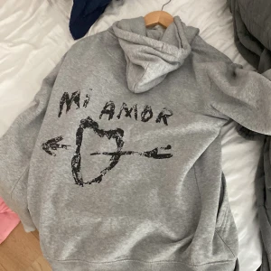 Mira paris hoodie (mi amor) - Säljer denna jätte fina hoodie då den inte kommer till användning, använd ca 1 gång ute💞säljer för 700 nypris 1500 ungefär i strlk S