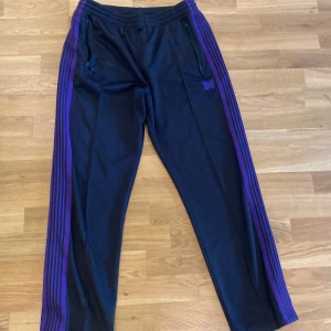 Needles track pants - Riktigt fräscha byxor från needles. Storlek L med en grym passform. Skick 9/10, som ny. Bara att höra av sig om minsta fråga.