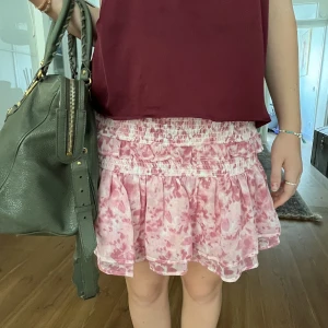 Kjol - Gullig volang kjol från Gina i storlek M. Jätte gullig oanvänd. Köpt för 369kr säljer för 150kr 