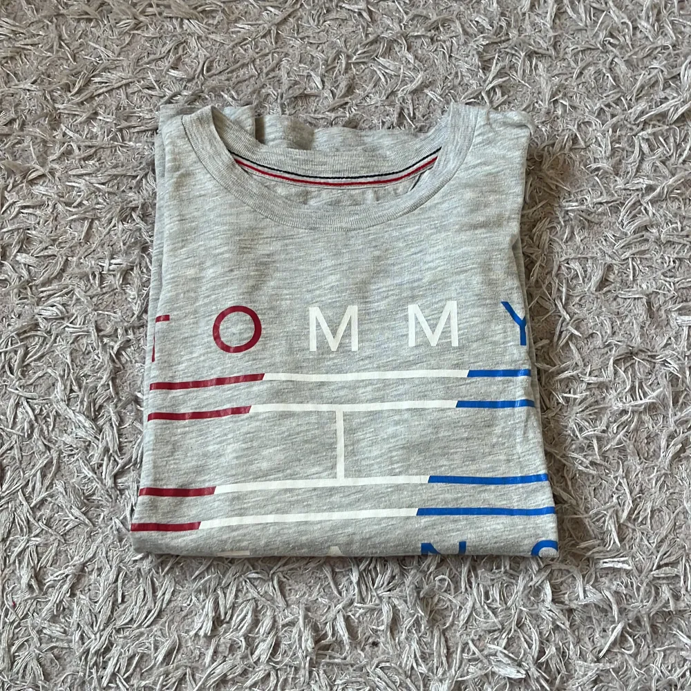 En helt ny Tommy hilfiger t-shirt säljer på grund av att jag köpte fel storlek. T-shirts.