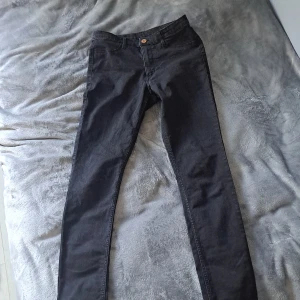 Svarta skinny jeans - Jag har använt 2 gånger men dem har blivit försmå så därför säljer jag dem