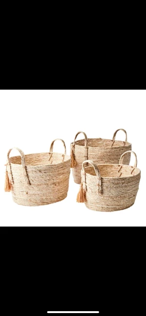Handflätade korgar - Vackra Handflätade korgar av Majsblad. Kommer i sätt om tre st. L33xW27xH18cm. L38xW30xH22cm. L45xW35xH25cm. Nu 449 kr. Ursprungligen 899kr.