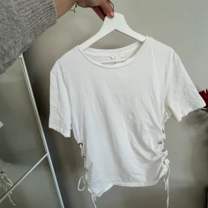 T-shirt med knyt - Tröjan är i bra skick, andvänd kanske 3 gånger.