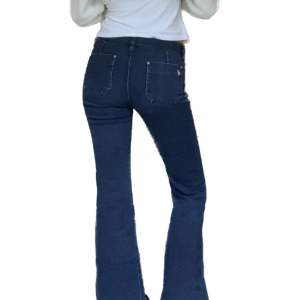 Så snygga marinblå jeans från Mih Jeans. Sitter bra och är väldigt väldigt bekväma. Säljer pga att jag ej använder❤️Är 170 cm lång!