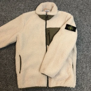 Stone island teddy fleece jacka - Ny fleece jacka storlek L. Riktigt skön och snygg, för liten för min del men hoppas den kan göra nytta hos dig🤩PRIS KAN DISKUTERAS!