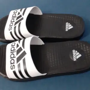 Adidas tofflor som är inte andvända