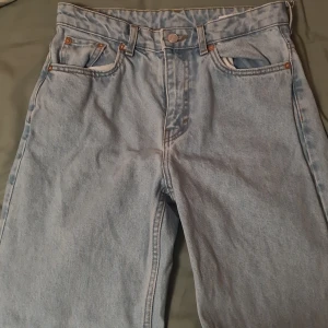 Jeans från weekday - Dom har används 2 gånger. Jag kan inte skicka paket :/ men om due intresserad kan vi träffas i tc.