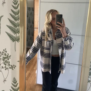 Jacka Zara - En jättefin tunnare jacka från zara som inte kommit till användning. 