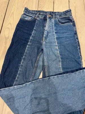 Pull & bear  - Pull & bear jeans i olika färger så snygga, dem är mellan höga i midjan och är tajta upp till och blir vidare längre ner.