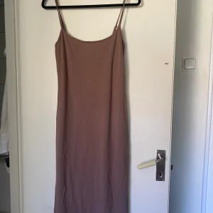 Långklänning  - Brun Långklänning från Gina Tricot, (bild 2 för att se hur den sitter på)❣️ 150kr exkl frakt 