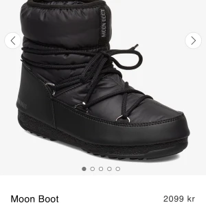 Moon boots - Säljer dessa super fina och perfekta vinterskor! Ny pris är ca 2000 men säljer för endast 1100kr! Dom är som nya, använt en gång ! Jag har vanligtvis stolek 39 men i vinterskor brukar ja gå upp en storlek så man får plats med sockor ifall man vill de! 
