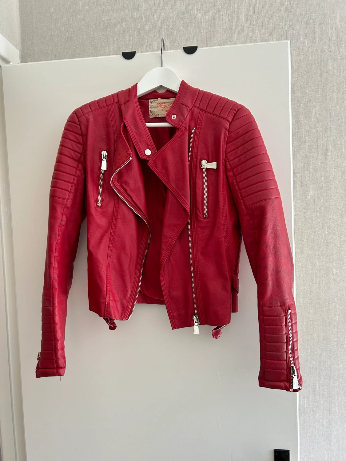 Röd skinnjacka