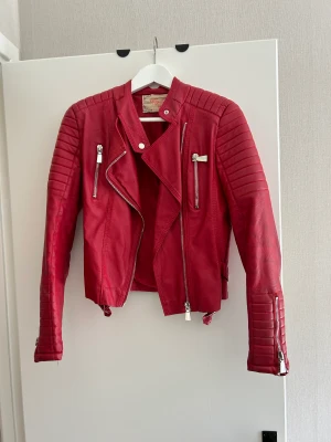 Röd skinnjacka  - Liten skada i nacken på insidan. Skriv för fler bilder 