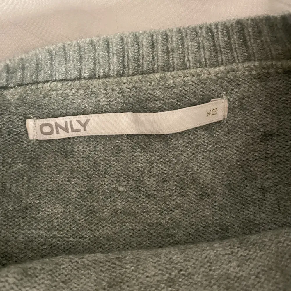 Hej! Säljer en fint stickad tröja ifrån only i nyskick men tyvärr finns det en liten fläck på tröjan ( se sista bilden ) . Stickat.