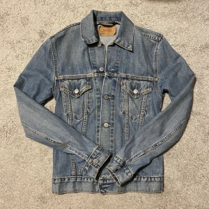 Vintage Levi’s jeansjacka  - Säljer pga för liten. Kan prata om priset 💕