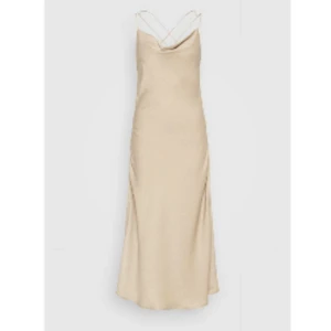 Klänning - Säljer denna guldiga silkes klänning med korsad rygg, då den bara skulle användas på ett dop💛    Mer bilder finns om det önskas!