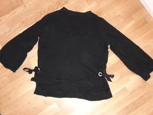 Svart tröja - utsvängda ärmar