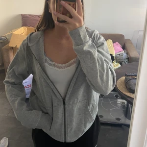 Hoodie  - Skitnajs högkvalitativ grå zip-up hoodie. Använd en gång då jag fick en nästan likadan ett litet tag senare. Storlek M i herrstorlek men har en bra oversize-fit på en xs/s (som jag på bilden). Hyfsat flexibel med pris så tveka inte på att höra av dig.