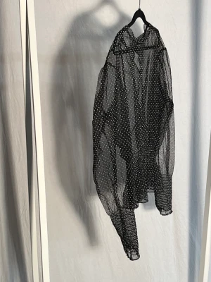 Topp från zara - Genomsnittlig topp perfekt till att gå ut i samt kan matchas med jeans ifall man vill ha den på dagen! Storlek S. Går ej att köpa längre
