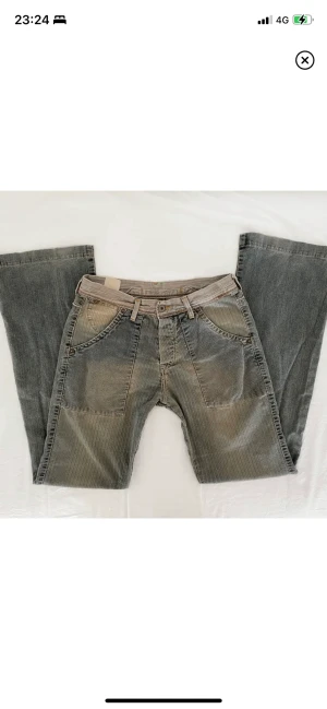 Vintage jeans - Jättenice och coola jeans tyvärr passade dom inte mig så bilderna är från förra säljaren 😍