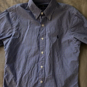 ralph lauren skjorta  - blå/vit rutig polo ralph lauren skjorta i bra skick. storlek S och det är slimfit