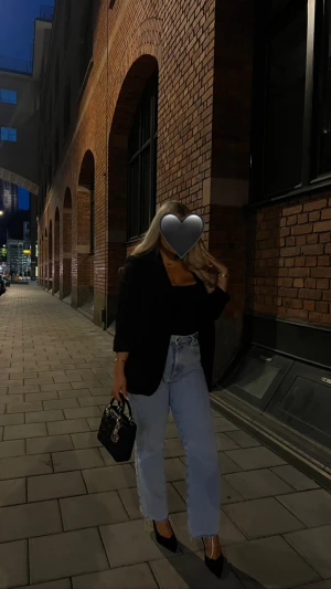 Svart kavaj  - Säger min svarta kavaj använd några ggr men i väldigt fint skick! Storlek 44 