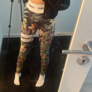 Stronger byxor  - Dessa byxor är i bra skick, de är också väldigt töjbara. Köpta för 799 kr och säljer för 350 kr. 