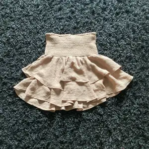 Säljer denna jätte fina beiga kjolen från SHEIN! 💗den är köpt begagnad och har inga skador på sig. Passar storlek xxs-s ❤️Kontakta gärna innan betalning sker