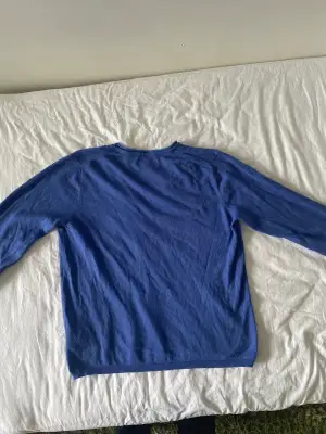 Säljer denna V-neck sweater  Som jag inte används längre, är använd några få gånger men inget mer, är i storlek L men passar någon som använder S