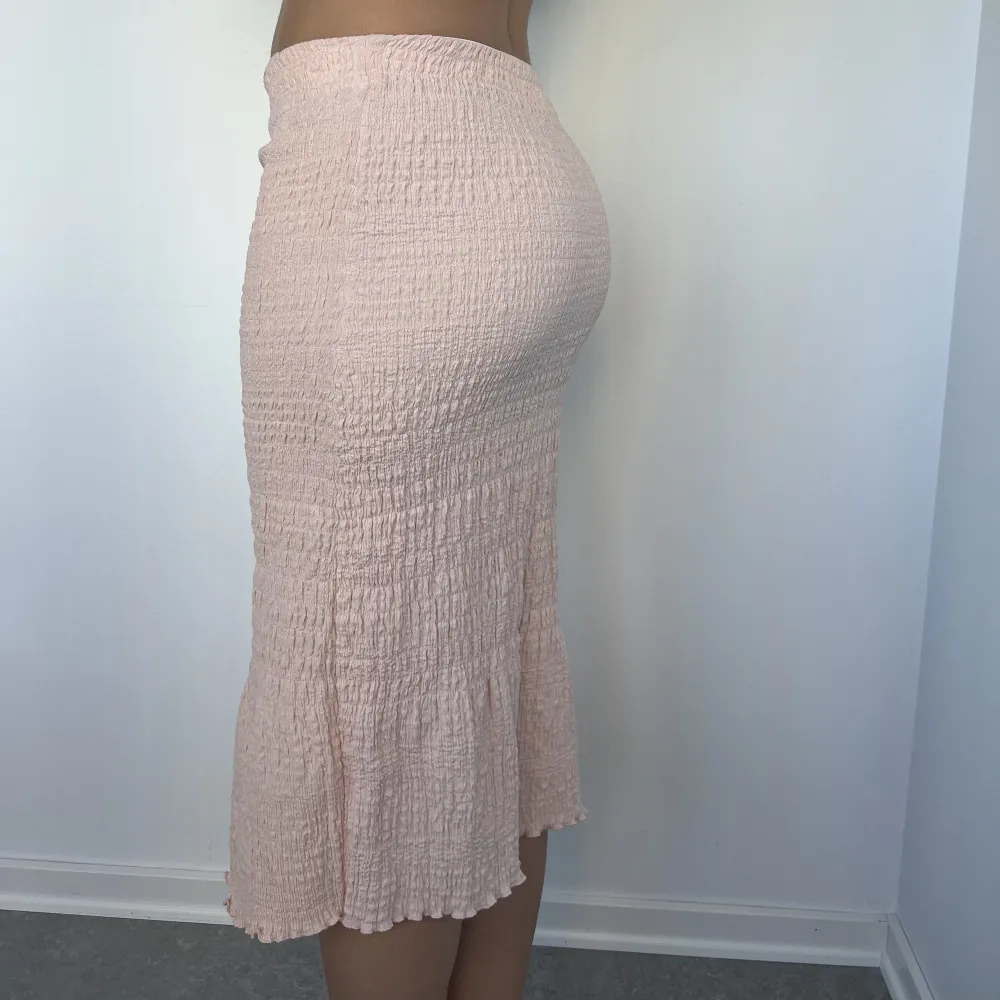 Supersöt rosa kjol från Gina Tricot, vadlängd, min längd 175cm. . Kjolar.