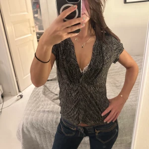 Topp  - Jätte fin blus i zebra färg men snygg brun färg! Passar t vardags men även att klä upp nu t hösten!💕🍁 från Caroll. Storlek 40 men passar mig som är en s