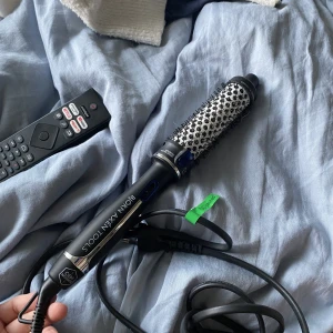 Björn Axén värmeborste  - Säljer min Björn Axén värmeborste då den inte kommer till användning längre💕 38 mm  Obs! Frakt kostar 60kr