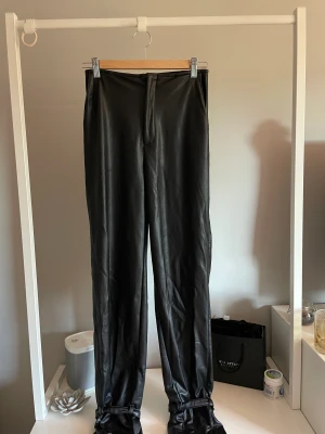 Skinimiterade byxor - Långa sköna skin imitations byxor från Chiquelle i storlek xs. Säljes då dem är för lång. Skönt och mjukt foder på insidan vilken gör att dem funkar jättebra nu på hösten/vintern! Fin spånnings detalj vid slutet av benen (kan tas bort/spännas upp) se bild