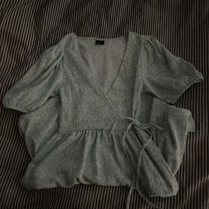 Klänning - Säljer denna blåa blommiga klänningen från Gina Tricot då den tyvärr inte kommer till användning längre 💕 Använd endast en gång! Storlek XS men passar även S då den är väldigt stretchig! 🤍