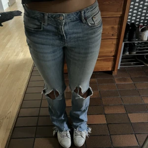 Lådmidjade bootcut jeans - Lågmidja jeans med hål. Bra skick. Frakt tillkommer❤️