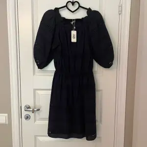 Jag säljer den här jätte fina klänningen, den är helt oanvänd,  prislappen är kvar. Jag säljer den för 600 och den kostade 1199.  