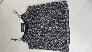 Linne med tryck - Fint linne svart foder på insidan