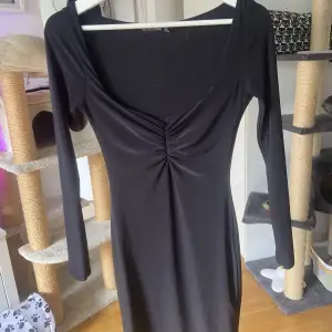 En jätte fin svart tajt klänning från PLT i jätte bra skick o aldrig använd✨säljer den pågrund av att den va lite för liten på mig 