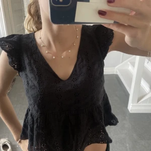 Svart topp - Säljer denna super gulliga volang toppen som aldrig kommit till användning tyvärr💓