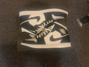 Jordan 1 Mid Navy Blue - Jordan 1 Mid Navy Blue storlek 43 säljs för 1100kr ( pris kan diskuteras) Helt ny skick + en extra mörk blå snöre på köpet