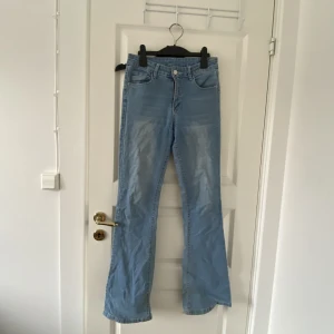 Jeans - Jeans, saknar ena knappen på bakfickan men går säkert att du på en ny💙