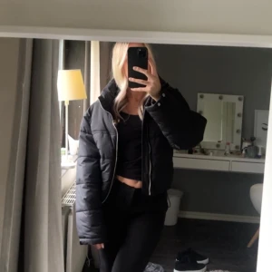 Svart dunjacka  - Svart dunjacka från Gina Tricot i storlek S. Funkar både till höst och vintern😊