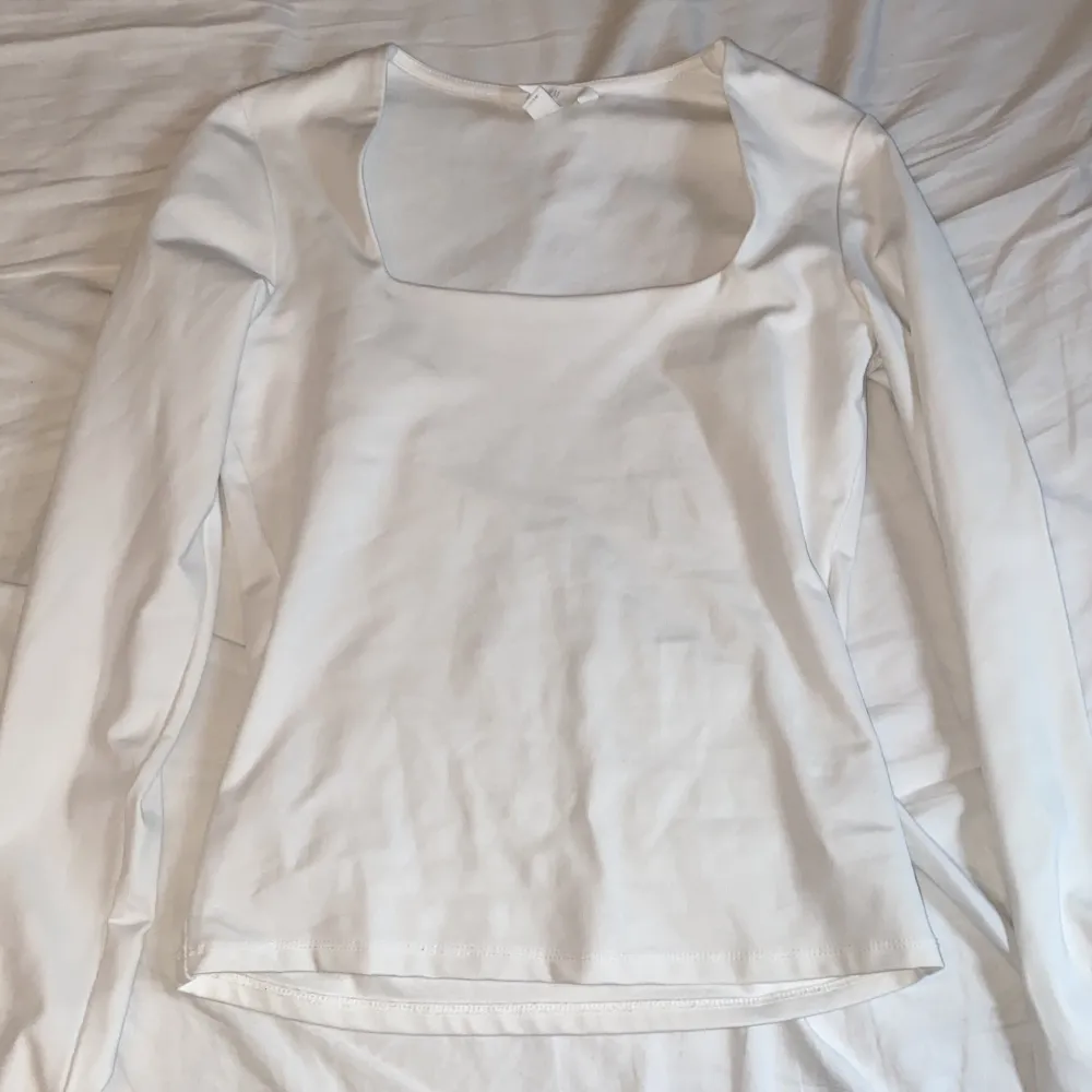 Jätte fin basic vit långärmad tröja med ett jätte skönt matrial. Användit ett par gånger men inga defekter. Toppar.