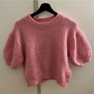 Topp - Säljer denna stickade tröja ifrån zara Oanvänd 