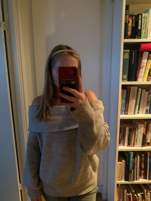 Stickad offshoulder tröja  - Beige/grå stickad offshoulder tröja från H&M i st M. Bra skick, använt fåtal ggr