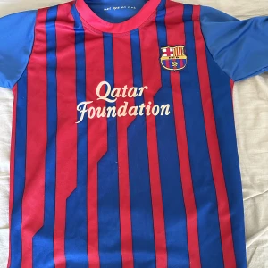 Barcelona tröja - Skick: 9,5/10. Ganska gammal men utan synliga störningar