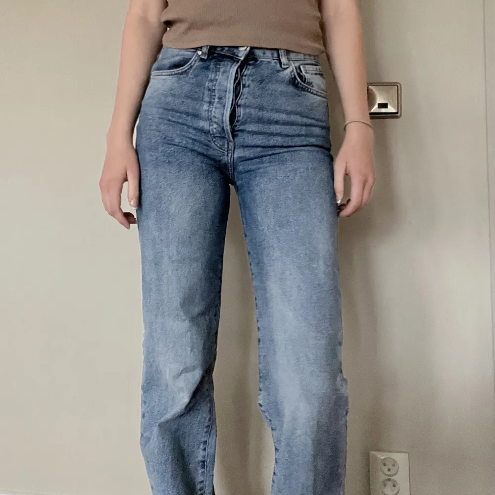 Ett par superfina ljusblå jeans från bikbok i st 26 som tyvärr är lite för små för mig, de är lite längre och passar mig perfekt som är 174cm💓. Jeans & Byxor.