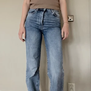 Blåa jeans från bikbok - Ett par superfina ljusblå jeans från bikbok i st 26 som tyvärr är lite för små för mig, de är lite längre och passar mig perfekt som är 174cm💓