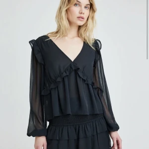 Slutsåld bikbok blus🤍 - Säljer denna blus från bikbok som inte säljs längre, endast använd en gång så den är som ny🤍🫶🏼