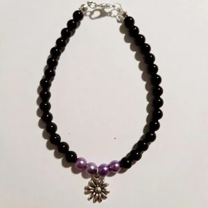 Armband med svarta/lila pärlor  - Vackert armband i svart och lila